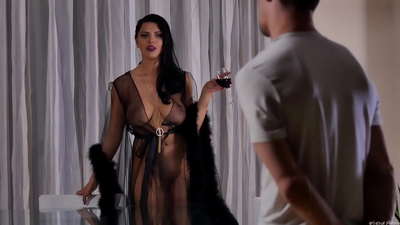 Slut Kira Queen o ile a memela moahelani oa hae bakeng sa tee 'me a mo sunya tafoleng ea lijo tsa mantsiboea