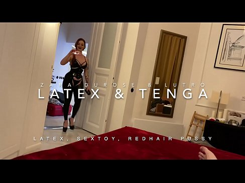❤️ Ngoanana e monyane ea nang le hlooho e khubelu ea apereng seaparo sa latex se kentsoeng ke ntate oa bobeli ☑ ❌❤